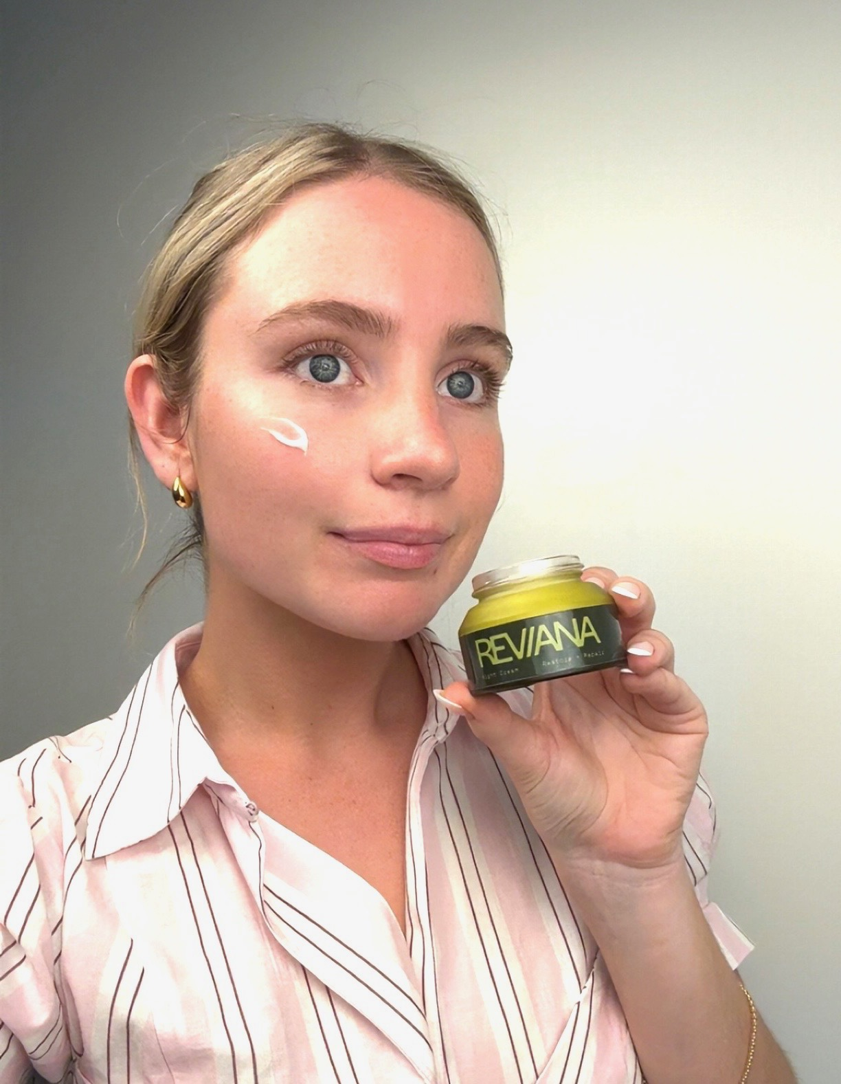 Reviana Night Cream applied