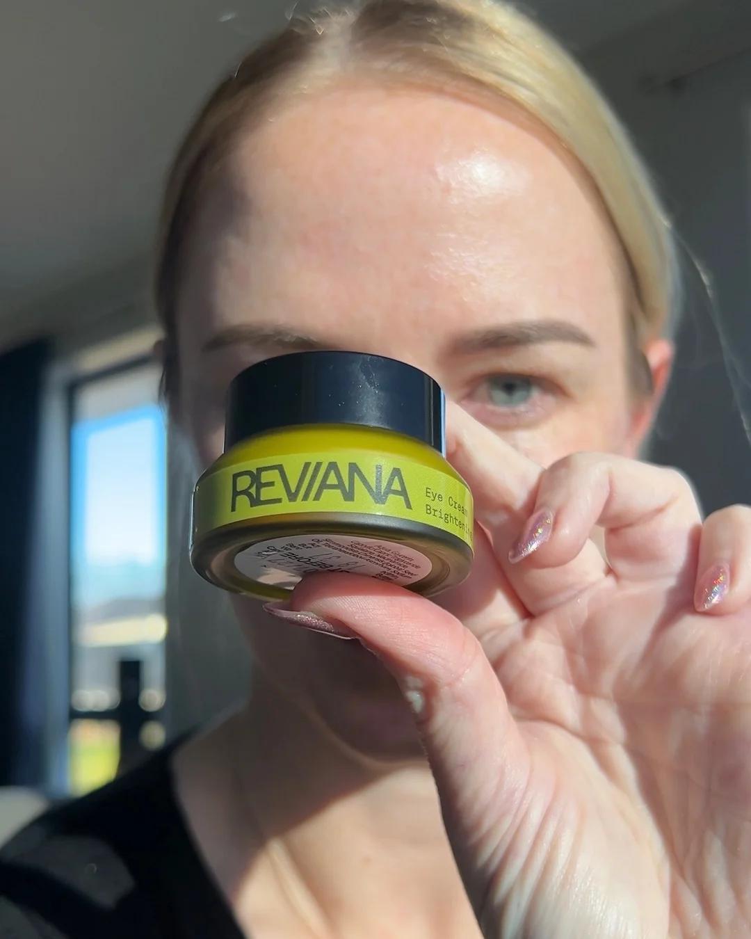 A customer selfie with the Reviana eye cream
